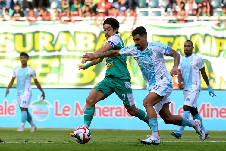 Pemain Persebaya Surabaya Francisco Rivera berebut bola dengan pemain PSBS Biak Andrade da Silva saat laga pekan ke-31 Super League 2025-2026 yang berakhir dengan skor 4-0 di Stadion Gelora Bung Tomo Surabaya, Jawa Timur (2/4/2026) sore.