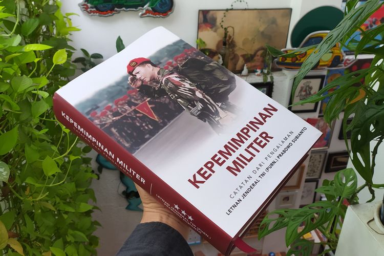 Menteri Pertahanan Prabowo Subianto menulis dan menerbitkan buku berjudul, Kepemimpinan Militer. Catatan dari Pengalaman Letnan Jenderal (TNI Purn) Prabowo Subianto, Mei 2021. Buku berisi 574 halaman dengan berat lebih dari dua kilogram. 