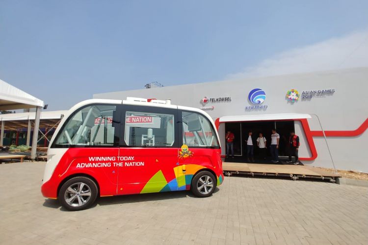 Kendaraan otonomos Navya di booth Telkomsel ramaikan Asian Games 2018.