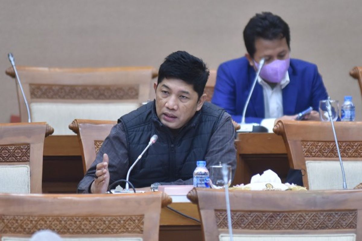 Anggota Komisi VII DPR RI Zulfikar Hamonangan saat Rapat Kerja Komisi VII DPR RI bersama Menteri Perindustrian Agus Gumiwang Kartasasmita beserta jajaran. 
