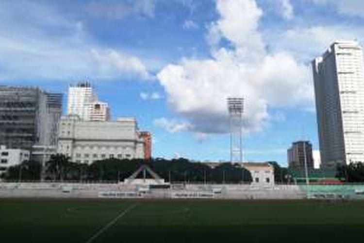 Penampakan dari belakang gawang di Stadion Rizal Memorial, Manila.