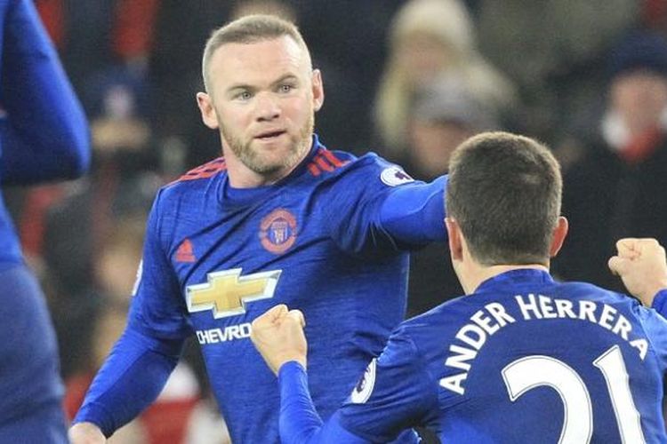 Striker Manchester United, Wayne Rooney, merayakan gol ke gawang Stoke City pada lanjutan Premier League, di Stadion Bet365, Sabtu (21/7/2017).