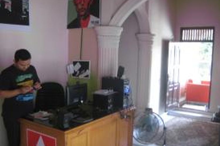 Mulkan, pengusaha advertising, sedang beraktifitas menyiapkan pesanan para caleg yang masuk. (DESI)