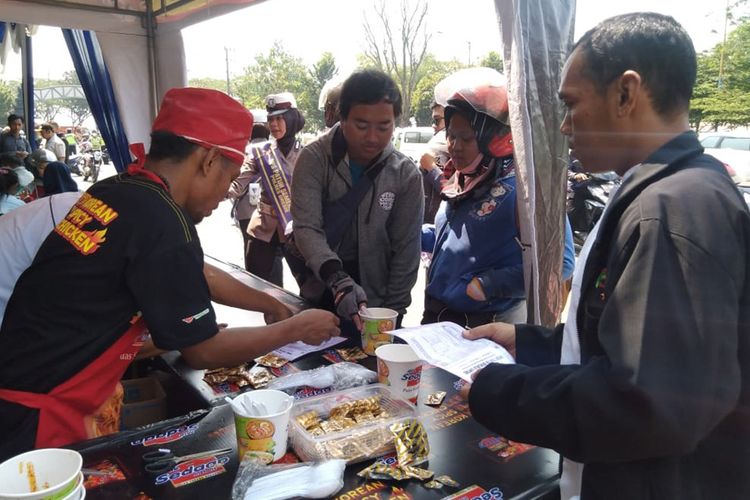 Pengendara dan pengguna jalan yang dinilai tertib berlalu lintas diberi reward berupa voucher oleh polisi, yang bisa mereka tukar dengan segelas kopi dan menu sarapan.