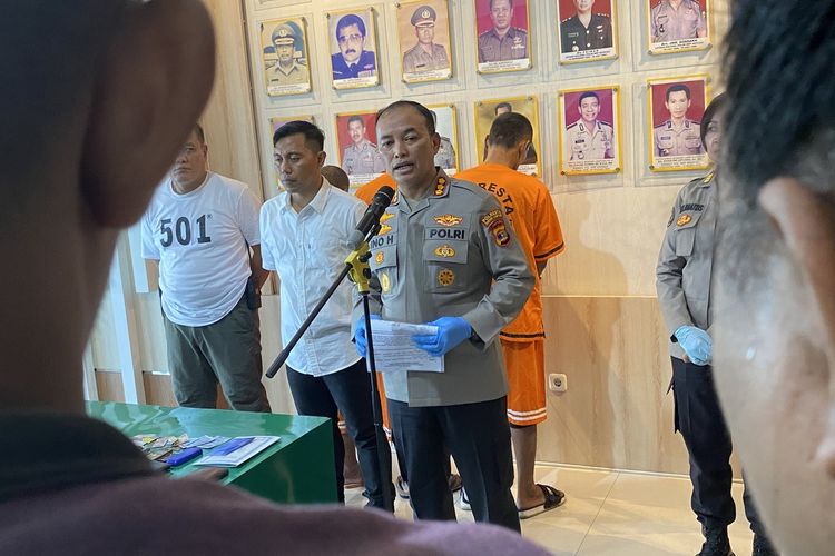 Kapolresta Bandar Lampung Kombes Ino Harianto memberikan keterangan pers terkait penangkapan komplotan pelaku pencurian pecah kaca yang menggondol uang Rp 800 juta, Selasa (11/4/2023).