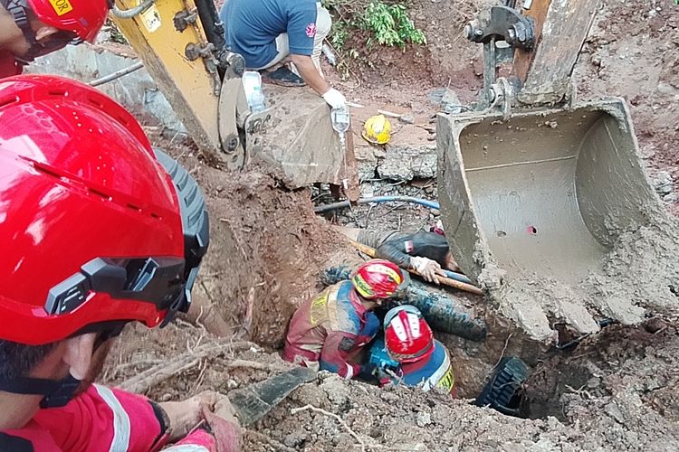 Kronologi 2 Pekerja Tertimpa Beton Turap di Jatinegara Jaktim, Korban Selamat 