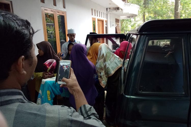 Santri Ponpes Ponpes Roudhotul Ullum Desa Karangtanjung Kecamatan Alian Kabupaten Kebumen, Jawa Tengah, dilarikan ke rumah sakit karena mengalami keracunan, Rabu (3/4/2019)