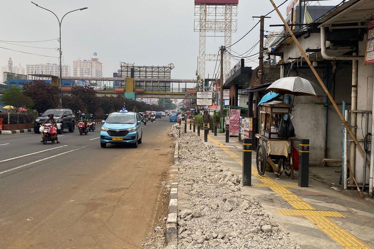 Trotoar di kawasan Jalan Margonda Raya, Depok, Jawa Barat tampak dibongkar lagi meski baru selesai direvitalisasi, Kamis (23/11/2023).