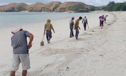Bersihkan Kawasan Mandalika, ITDC Tangani 7,2 Ton Sampah Kiriman di Pantai Tanjung Aan
