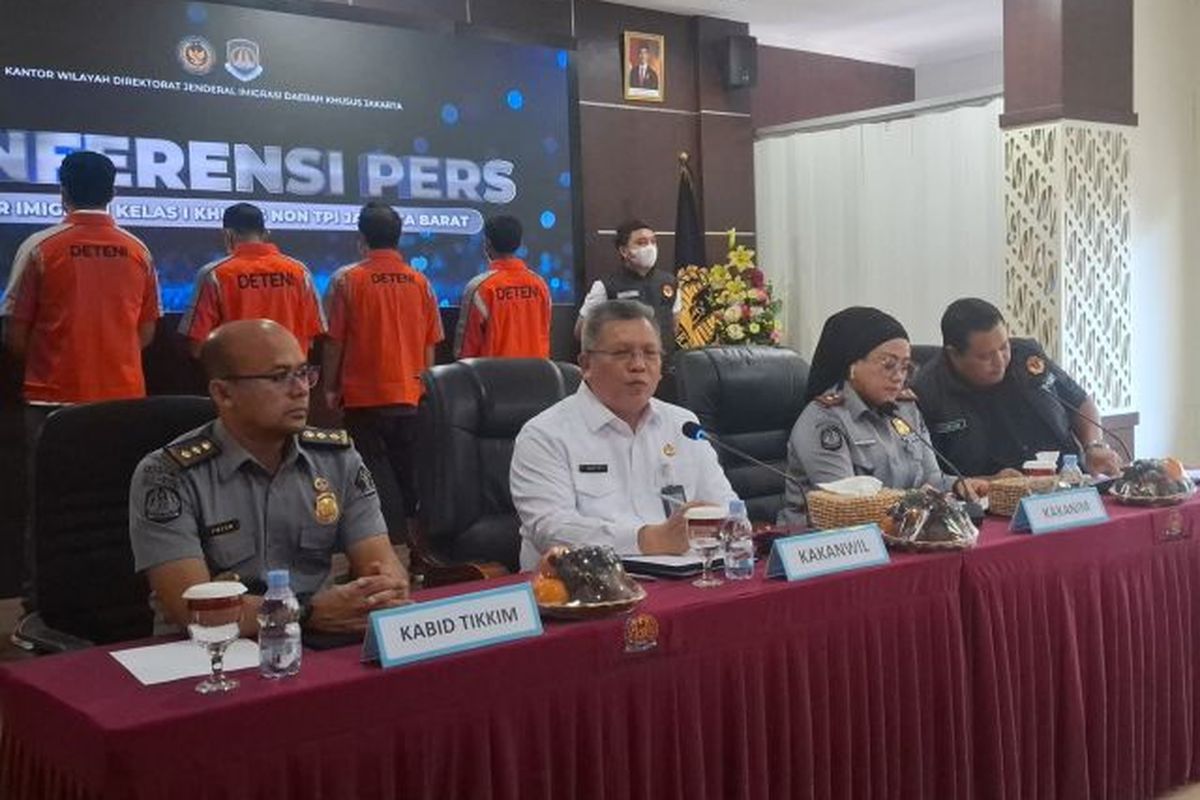 Gunakan Investasi Fiktif, Empat WNA Pakistan Dideportasi dari Jakarta Barat