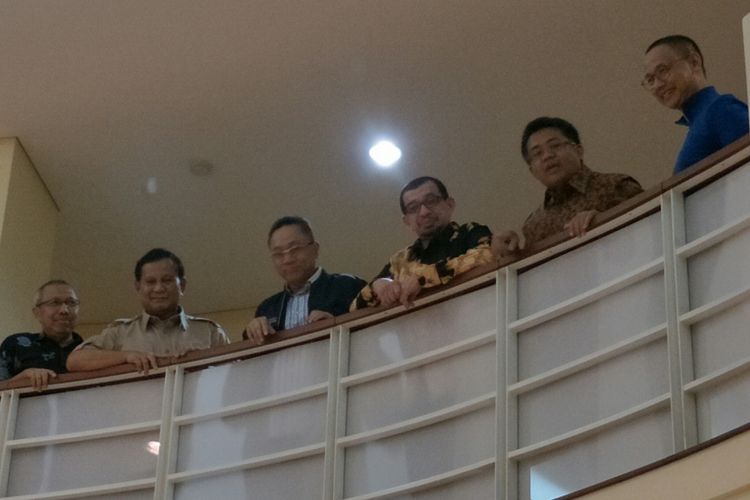 Kedua dari Kiri: Ketua Umum Partai Gerindra Prabowo Subianto, Ketua Umum PAN Zulkifli Hasan, Ketua Majelis Syuro PKS Salim Segaf Aljufri, Presiden PKS Mohamad Sohibul Iman, Sekretaris Jenderal PAN Eddy Soeparno menggelar pertemuan membahas seputar Pilkada 2018 di kantor DPP PKS Jalan TB Simatupang, Jakarta Selatan, Minggu (24/12/2017).