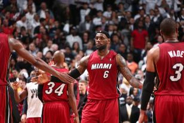 Pebasket Miami Heat, LeBron James (tengah), merayakan kemenangan atas Brooklyn Nets pada laga keempat semifinal Wilayah Timur di Barclays Center, Senin (12/5/2014). Heat menang 102-96.