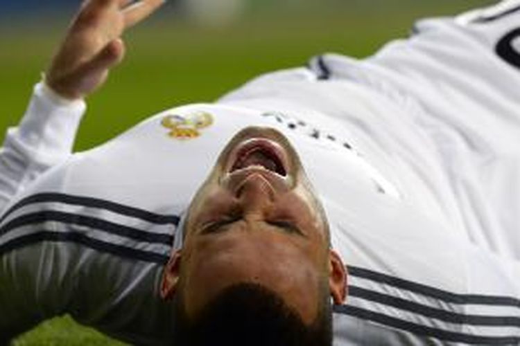 Pemain Real Madrid, Jese Rodriguez, mengerang kesakitan saat membela timnya melawan Schalke 04 di leg kedua babak 16 besar Liga Champions, Selasa (18/3/2014).