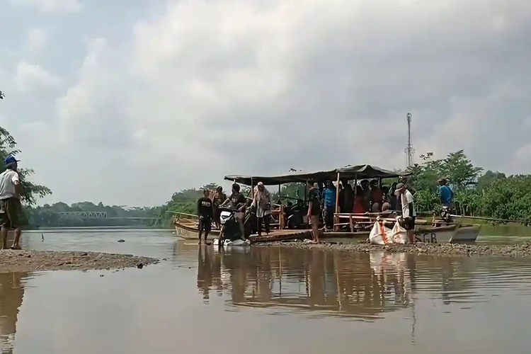 Perahu Pasir Jadi Andalan Warga Usai Jembatan Serayu Banyumas Ditutup, Bayar Seikhlasnya