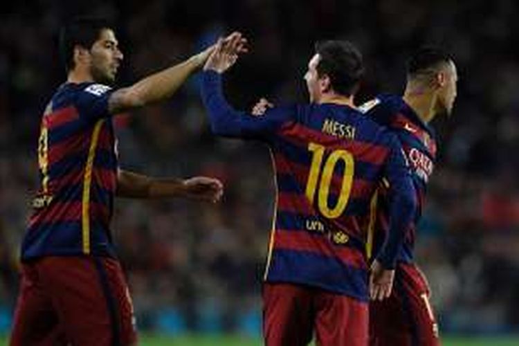 Luis Suarez dan Lionel Messi merayakan gol Barcelona ke gawang Celta Vigo pada lanjutan La Liga di Camp Nou, Minggu (14/2/2016). 