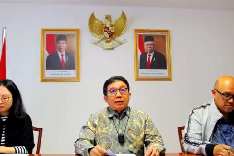 Duta Besar Republik Indonesia untuk Swiss, Muliaman Hadad di konferensi pers secara virtual dari KBRI di Bern, Swiss, Sabtu (28/5/2022). 