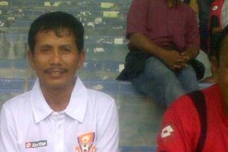 pelatih Persib Bandung, Djajang Nurdjaman (tengah).