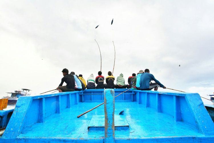 Hujan ikan cakalang jadi salah satu momen yang diperoleh dalam memancing ikan secara tradisional oleh nelayan di Ternate, Maluku. Ikan dipancing hanya dengan bilah bambu.