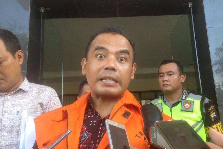 Bupati Purbalingga nonaktif Tasdi di seusai sidang di Pengadilan Tipikor Semarang, Senin (7/1/2019). 
