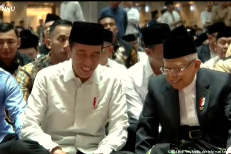 Presiden Joko Widodo dan Wakil Presiden Ma'ruf Amin berbincang saat menunggu waktu shalat Idul Fitri di Masjid Istiqlal, Jakarta, Rabu (10/4/2024).