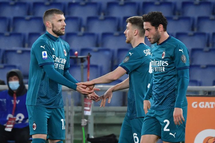 Davide Calabria (paling kanan) merayakan gol bersama Ante Rebic dan Alexis Saelemaekers dalam laga AS Roma vs AC Milan pada pekan ke-24 Liga Italia Serie A 2020-2021 yang digelar di Stadion Olimpico, Minggu (28/2/2021) malam waktu setempat.