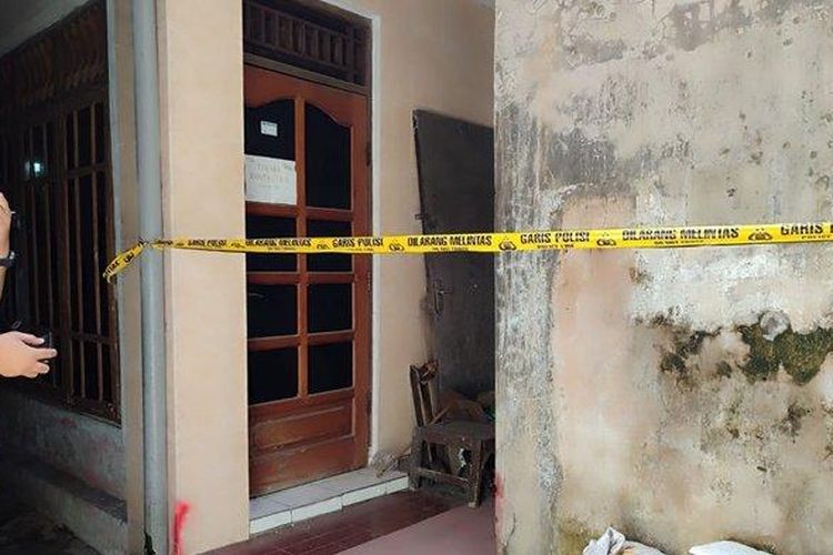 Lokasi penemuan mayat perempuan di Jalan Krasak, Kotabaru, Yogyakarta dipasangi garis Polisi, Selasa (27/2/2024) 