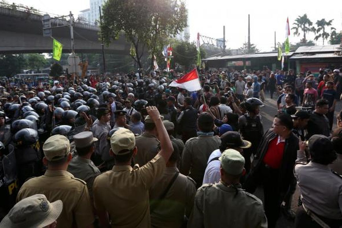 Penertiban kawasan pemukiman di Jalan Rawajati Barat III, RT 09 RW 04, Kelurahan Rawajati, Kecamatan Pancoran, Jakarta Selatan, Kamis (1/9/2016). Bentrokan antara Satpol PP dan warga terjadi saat penertiban tersebut berlangsung. 