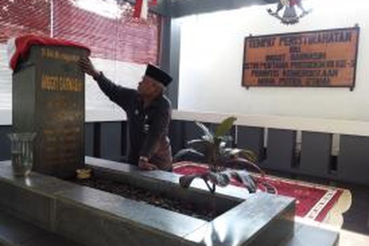 Bah Ibing, penunggu makam Inggit Garnasih, saat membersihkan makam di kompleks makam Porib, Kelurahan Babakan Ciparay, Kecamatan Babakan Ciparay, Kota Bandung, Selasa (18/8/2015)