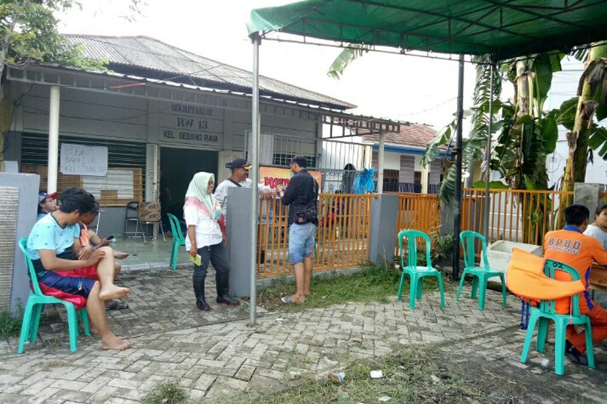 Padamnya listrik dan banjir yang belum surut membuat 647 jiwa yang bermukim di RW 25 Gebang Raya, Periuk, Kota Tangerang, Sabtu (1/2/2020), terisolir.   Dari jumlah tersebut, 137 jiwa mengevakuasi diri ke tiga lokasi pengungsian yang tak jauh dari lokasi banjir. 