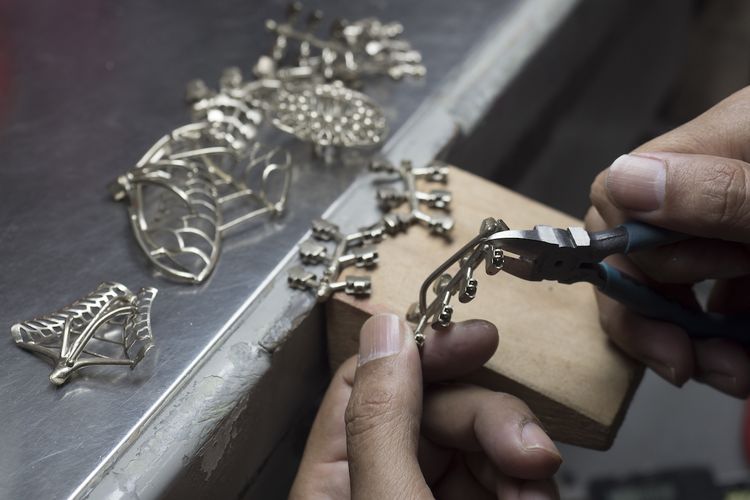 Proses pembuatan perhiasan yang akan diseleksi oleh para fashion stylist di Hollywood untuk dipakai di ajang red carpet.