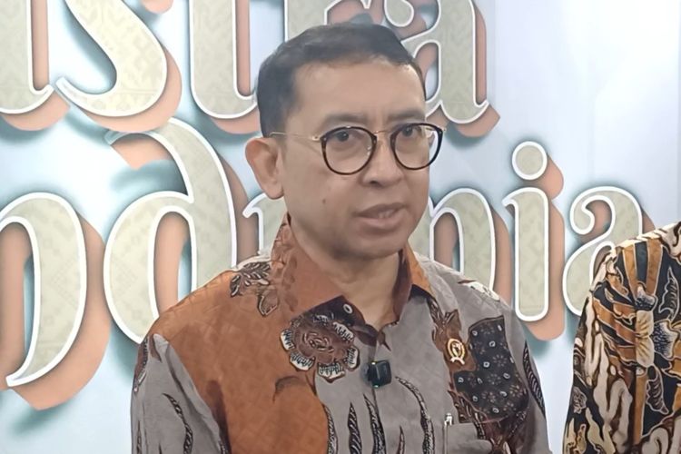 Menteri Kebudayaan RI Fadli Zon diwawancarai usai diskusi publik Sastra Mendunia di Gedung Kementerian Kebudayaan, Senayan, Jakarta Pusat, Rabu (11/6/2025).