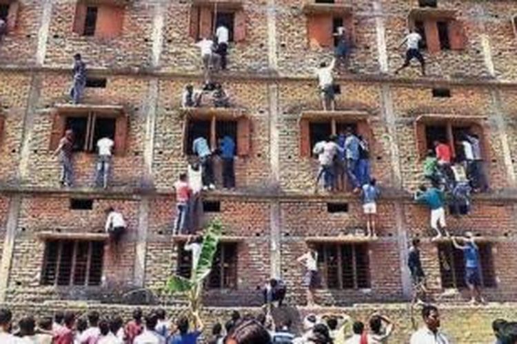 Ratusan orangtua nekat memanjat gedung sekolah demi menyelundupkan contekan untuk anak-anak mereka yang sedang menjalani ujian sekolah di negara bagian Bihar, India. Akibatnya, polisi bertindak dan menahan sekitar 1.000 orang yang terlibat dalam skandal ini.