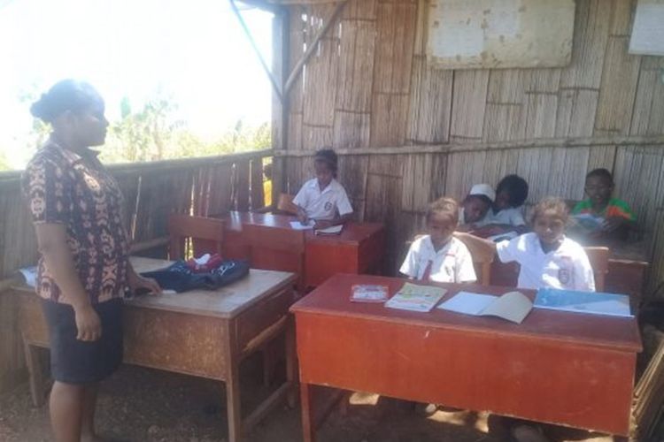 Siswa-siswi dan guru saat melakukan aktivitas pembelajaran di bangunan darurat SDN Kepiketik, Desa Persiapan Mahe Kelan, Kecamatan Waigete, Kabuapaten Sikka, Flores, NTT, Jumat (8/11/2019).