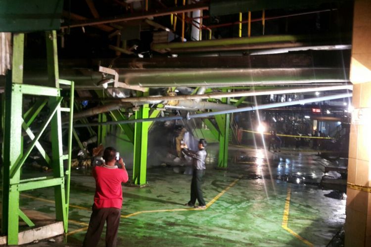 MELEDAK--Inilah ruang mesin penguapan Pabrik Gula Pagottan Madiun yang meledak hingga menyebabkan tiga karyawannya mengalami luka bakar, Jumat (21/7/2017) malam. 