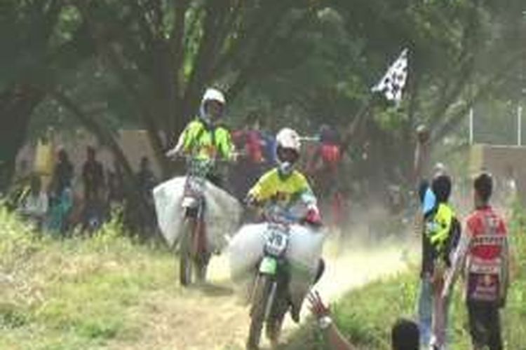 Puluhan pembalap motor taksi atau motor modifikasi ala petani adu ketrampilan dan kecepatan menaklukkan tantangan di lintasan balapan arena sport centre manding Polewali mandar, Senin (19/12).