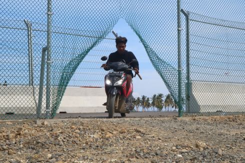 Akses Jalan Tertutup, Warga Rusak Pagar Lintasan Sirkuit MotoGP Mandalika