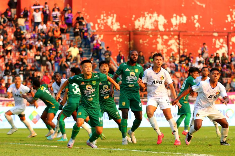 Pemain asing Persebaya Surabaya Sho Yamamoto saat laga pekan ke-17 Liga 1 2023-2024 melawan Persik Kediri yang berakhir dengan skor 4-0 di Stadion Brawijaya Kota Kediri, Jawa Timur, Jumat (27/10/2023) sore.