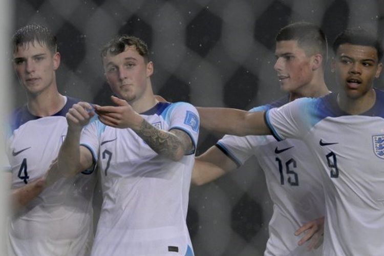 Para pemain timnas U20 Inggris merayakan gol ke gawang Uruguay dalam rangkaian fase grup Piala Dunia U20 2023 di Stadion La Plata, Argentina, pada 25 Mei 2023. Selanjutnya, Inggris selaku juara Grup E akan melawan Italia pada babak 16 besar Piala Dunia U20 2023. Laga Inggris vs Italia bakal berlangsung pada Kamis (1/6/2023) dini hari WIB.