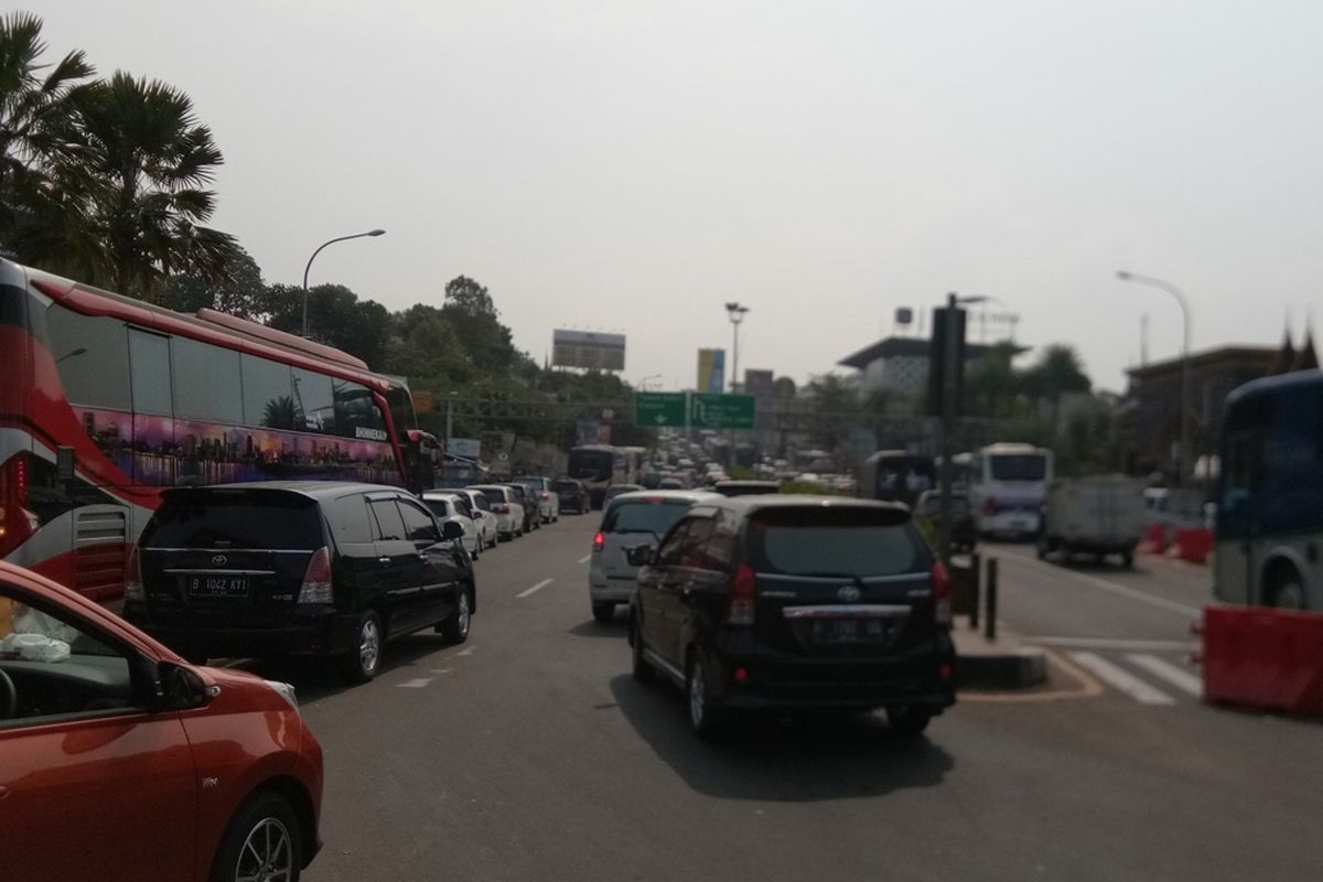 Kepadatan arus lalu lintas di jalur Puncak, Bogor, Jawa Barat, terjadi di Simpang Gadog, Ciawi. Polres Bogor memberlakukan sistem satu arah (one way) dari arah Jakarta menuju Puncak, Sabtu (12/10/2019).