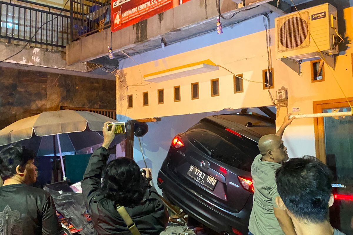 Mobil menabrak kontrakan tak berpenghuni hingga hancur di Meruya Utara, Kembangan, Jakarta Barat, Rabu (3/1/2024). 