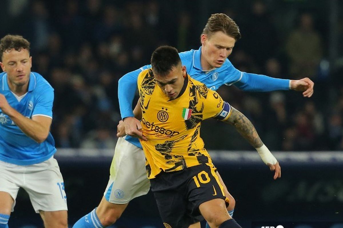Lautaro Martinez dibayangi oleh Scott McTominay dalam laga pekan ke-27 Liga Italia 2024-2025 antara Napoli vs Inter Milan di Stadion Diego Armando Maradona, 1 Maret 2025. (Photo by CARLO HERMANN / AFP)