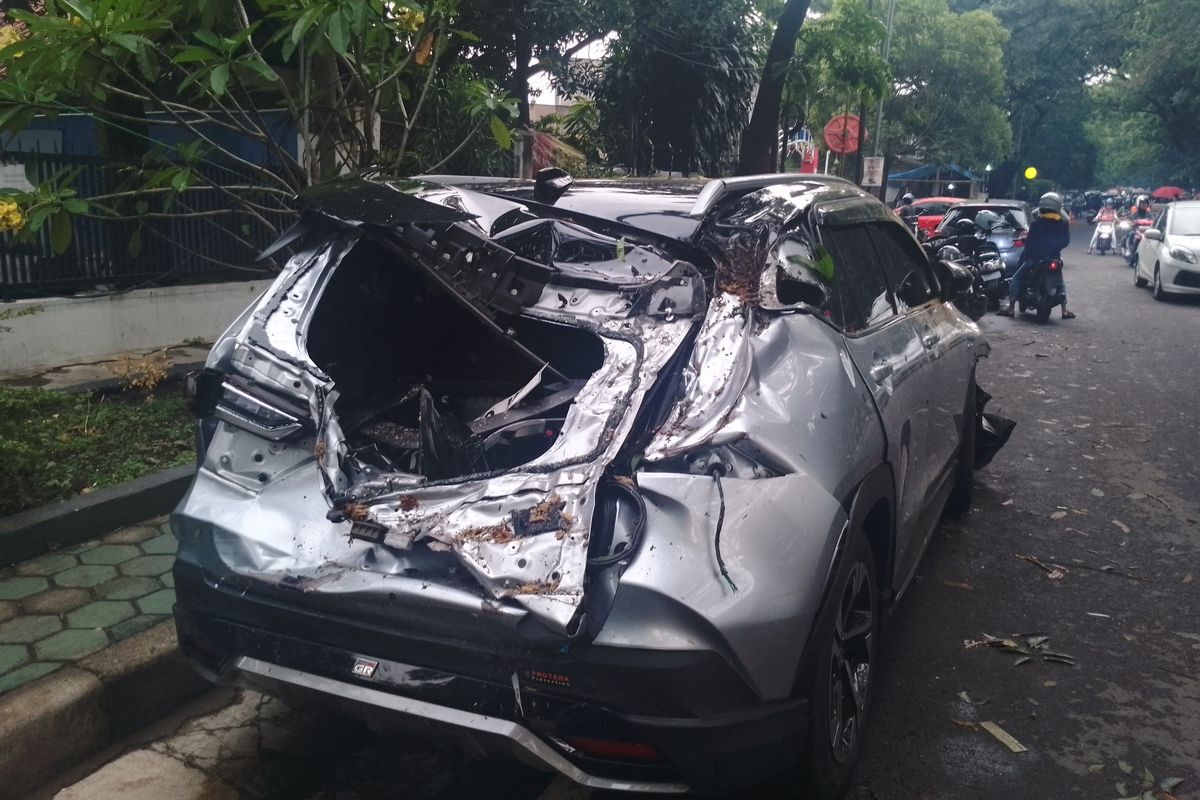 Satu dari lima unit mobil mengalami rusak parah usai ditimpa pojok tumbang di Jalan Cisadea, Kota Bandung, Jawa Barat, Jumat (1/11/2024).