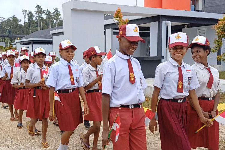 Sejumlah pelajar bersiap menuju lapangan upacara di PLBN Yetetkun, Boven Digoel, Papua Selatan, Kamis (17/8/2023).