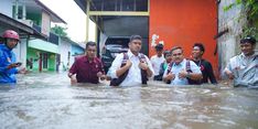 Tinjau Banjir di Medan, Bobby Nasution Instruksikan Berbagai Pihak Bertindak Cepat Bantu Warga