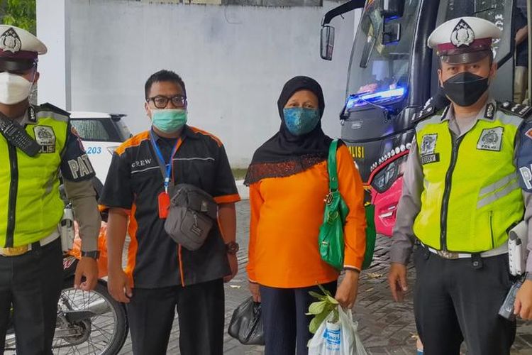 Wisatawan asal Sidoarjo bernama Rossitah (53) bertemu dengan rombongannya di Kota Batu pada Minggu (13/2/2022) setelah ketinggalan di alun-alun. 