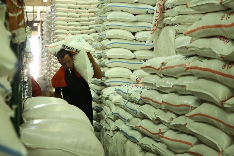 Berdasarkan data BPS yang dihitung dengan metode baru, Indonesia mengalami surplus produksi beras tahun 2018 sebanyak 2,8 juta ton 
