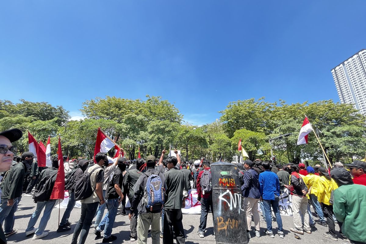 Susana ratusan mahasiswa aliansi Badan Eksekutif Mahasiswa Seluruh Indonesia (BEM SI) Jawa Timur saat membalikkan badan tanda mengenang kematian Affan Kurniawan dalam demonstrasi Reformasi Polri di depan Kantor Polda Jatim, pada Sabtu (30/8/2025).