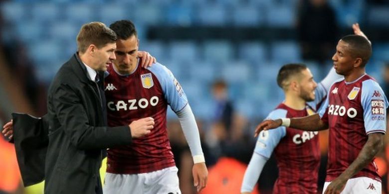 Pelatih Aston Villa Steven Gerrard berbicara dengan para pemainnnya setelah kemenangan 2-0 atas Brighton di Villa Park pada Sabtu (20/11/2021) malam WIB.