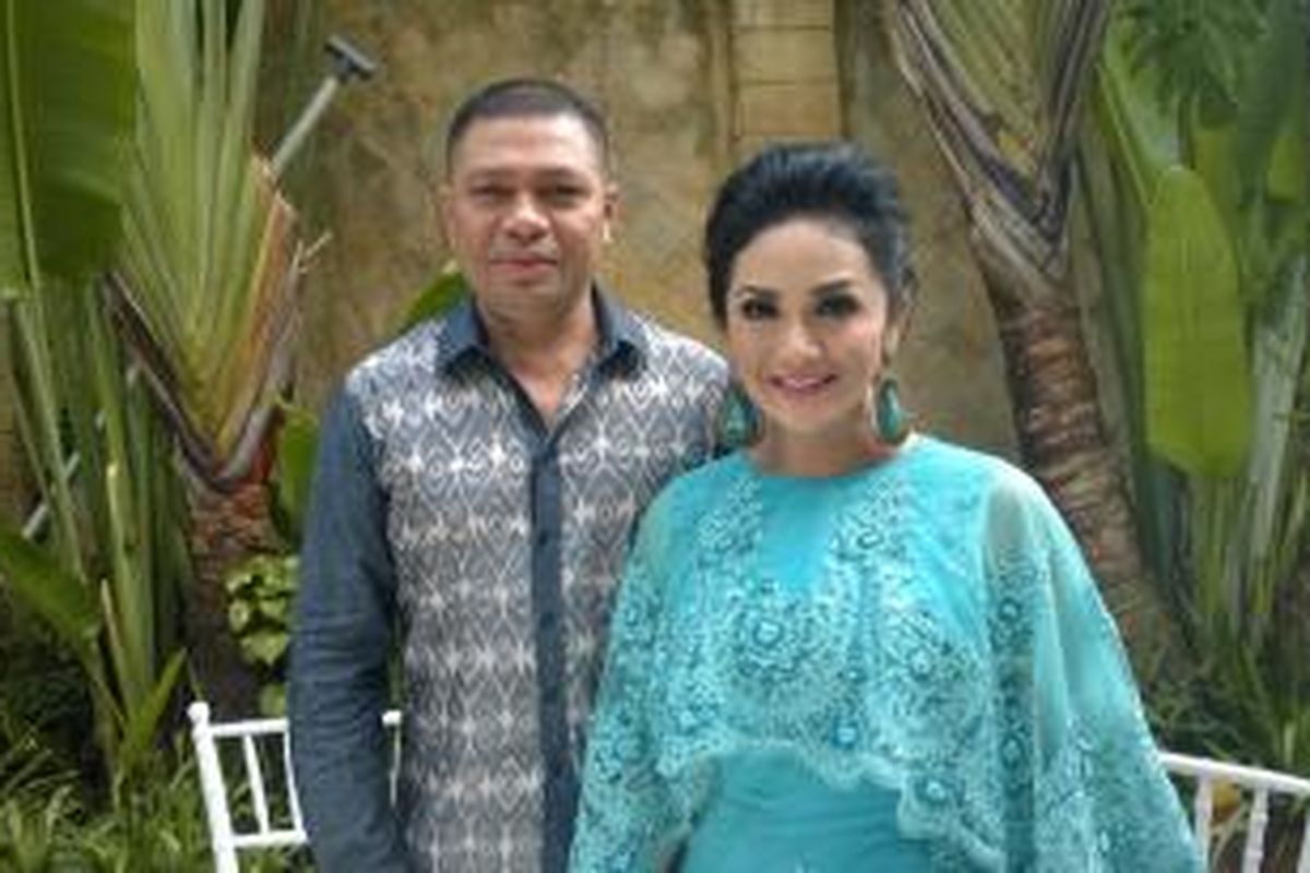 Krisdayanti dan suaminya, Raul Lemos, berfoto berdua di sela kegiatan mereka menerima tamu lebaran kali ini di kediaman mereka, kawasan Jeruk Purut, Jakarta Selatan, Jumat (17/7/2015).