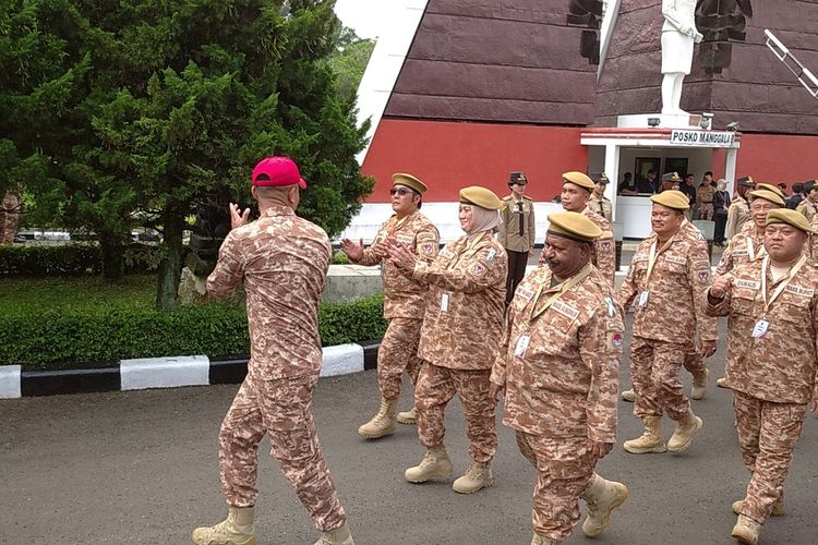 Para kepala daerah peserta retret berbaris masuk ke area IPDN Kampus Jatinangor, Kabupaten Sumedang, Jawa Barat, Minggu (22/6/2025).
